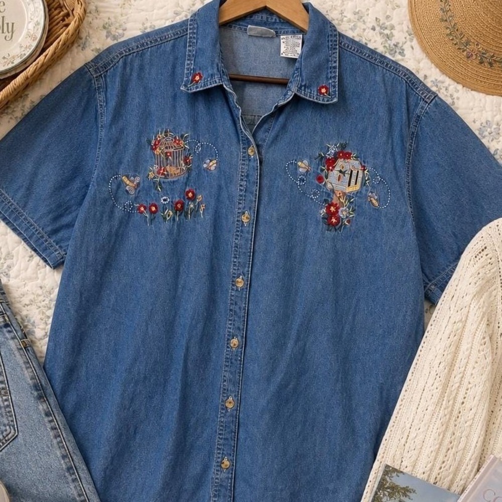 Grandmacore Denim Shirt Woman 14W/16W Blue Embroidered Birdhouse Cottagecore VTG